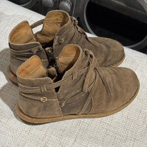 Born Women’s Tarklin Suede Boots